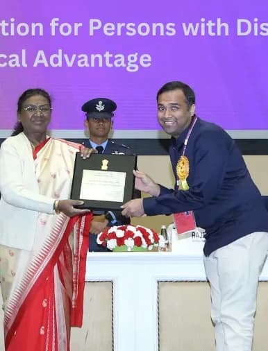 Vineet Saraiwala receiving the National Award from the President of India